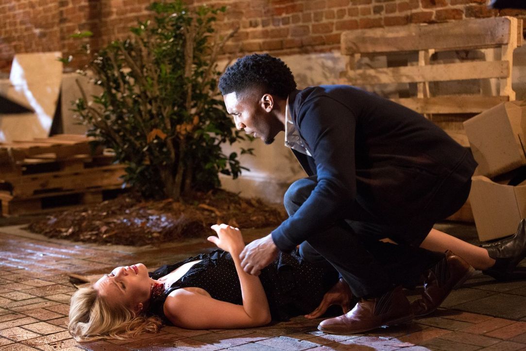 Ist Cami (Leah Pipes, l.) tatsächlich Vincents (Yusuf Gatewood, r.) Schwachstelle? - Bildquelle: Warner Bros. Television