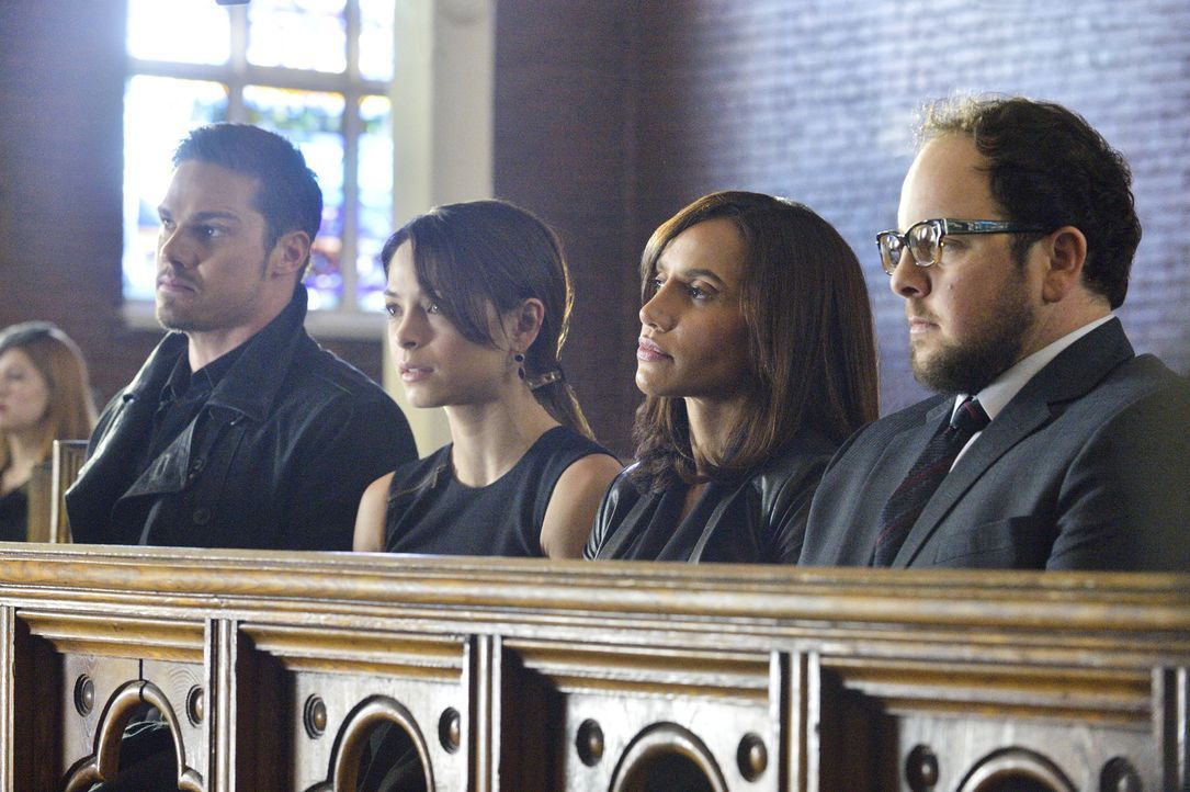 Müssen von Gabe und Dana Landon Abschied nehmen: (v.l.n.r.) Vincent (Jay Ryan), Cat (Kristin Kreuk), Tess (Nina Lisandrello) und J.T. (Austin Basis)... - Bildquelle: 2013 The CW Network, LLC. All rights reserved.