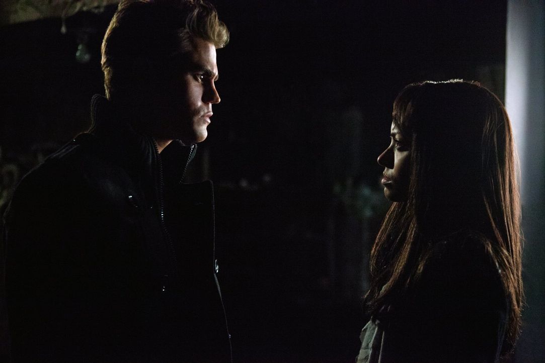 Stefan (Paul Wesley, l.) erklärt Bonnie (Kat Graham, r.), dass er und Damon vorhaben, ihre Mutter in eine Vampirin zu verwandeln ... - Bildquelle: Warner Brothers