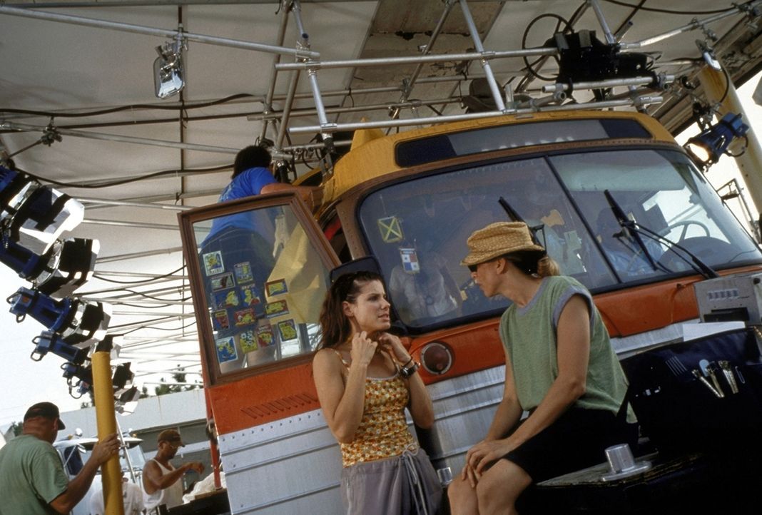 Regisseur Bronwen Hughes mit seiner Hauptdarstellerin Sandra Bullock - Bildquelle: TM+  1999 DreamWorks LLC. All Rights Reserved.