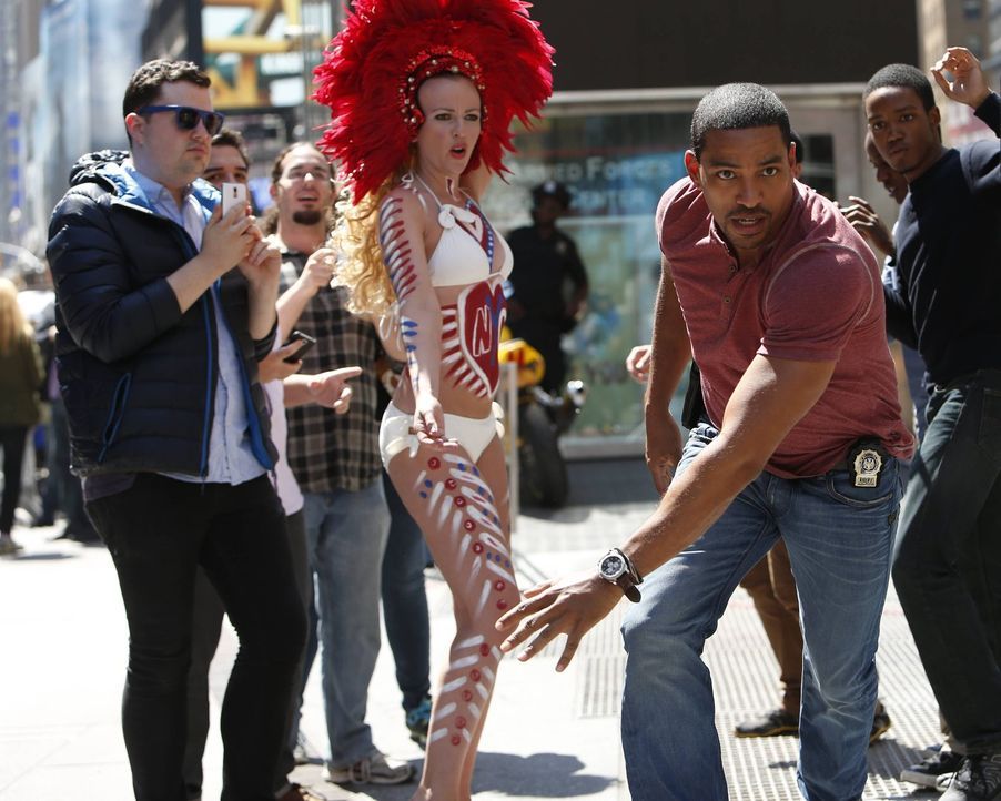 Gibt alles, um einen Fall zu lösen: Billy (Laz Alonso, 2.v.r.) ... - Bildquelle: Warner Bros. Entertainment, Inc.