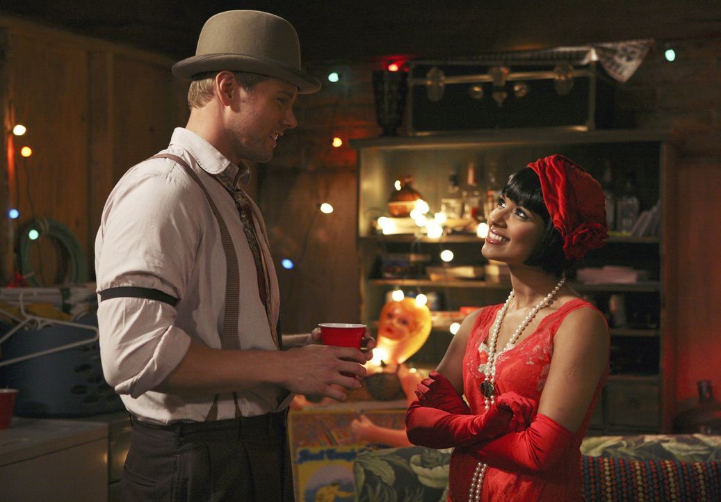 Partytime: The Beaver (Aaron Hill, l.) und Rebecca (Dilshad Vadsaria, r.) ... - Bildquelle: ABC Family