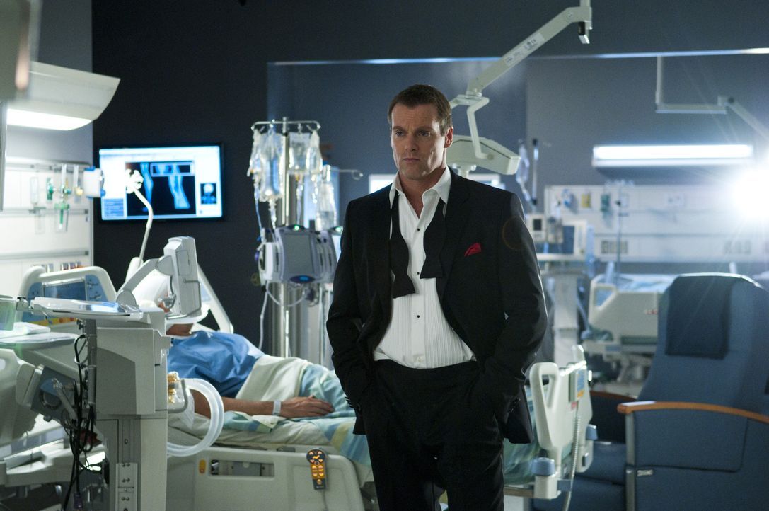 Während er im Koma liegt, begibt sich der Geist von Dr. Charlie Harris (Michael Shanks) auf einen Streifzug durch das Krankenhaus, wo er seine Kolle... - Bildquelle: 2012  Hope Zee One Inc.