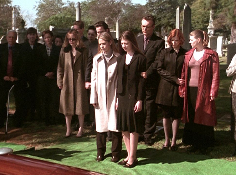 Die Schwestern Buffy (Sarah Michele Gellar, vorne l.) und Dawn (Michelle Trachtenberg, vorne r.) trauern am Grab ihrer Mutter. Auf der Beerdigung ne... - Bildquelle: TM +   2000 Twentieth Century Fox Film Corporation. All Rights Reserved.