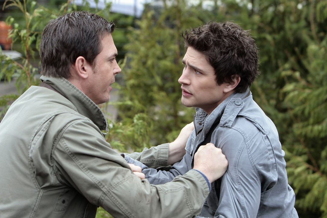 Die beiden sind nicht gut aufeinander zu sprechen: Kyle (Matt Dallas, r.) und Tom Foss (Nicholas Lea, l.) ... - Bildquelle: TOUCHSTONE TELEVISION