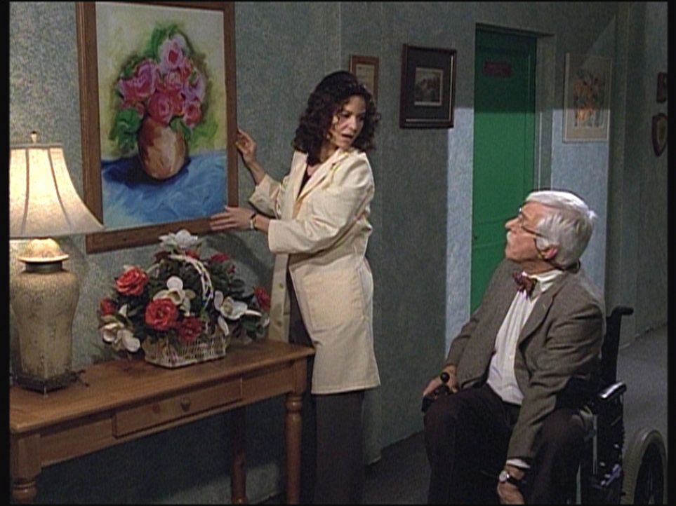 Die Pflegerin Julie hat von einem verstorbenen Bewohner ein Gemälde geerbt und hängt es zu Marks (Dick Van Dyke) Freude im Flur auf. - Bildquelle: Viacom