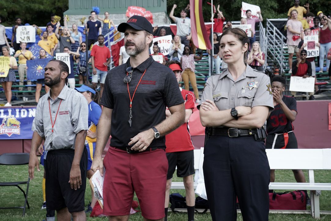 Alaric Saltzman (Matt Davis, l.); Sheriff Machado (Bianca Kajilich, r.) - Bildquelle: Jace Downs 2020 Warner Bros Entertainment Inc. All rights reserved. / Jace Downs