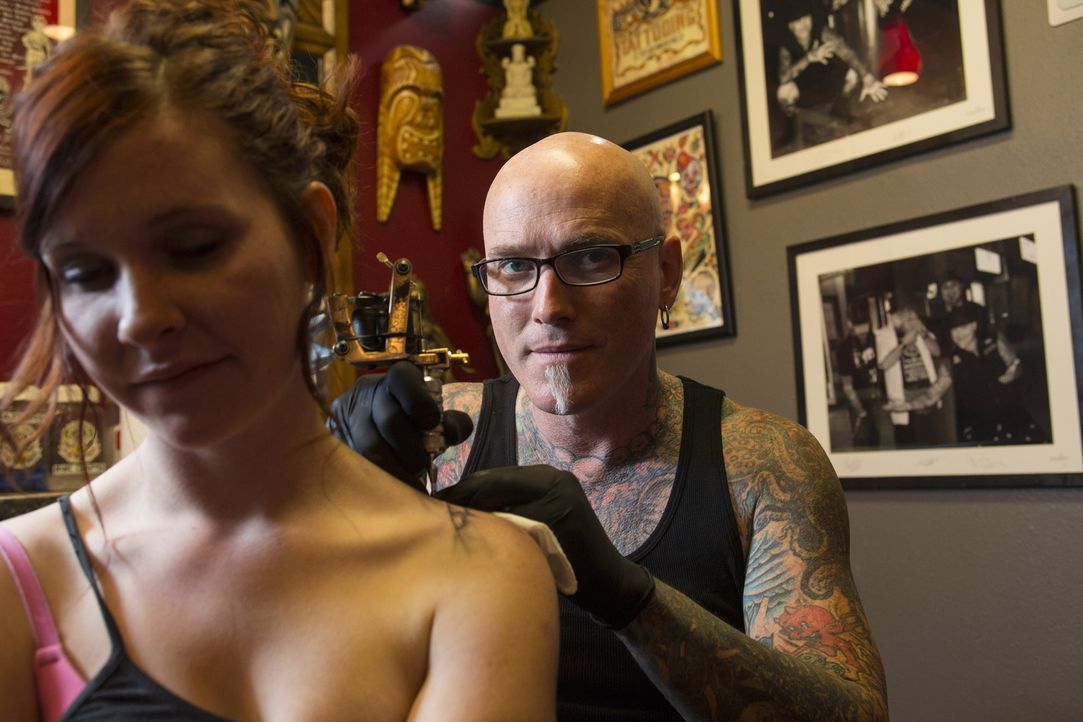 Kann Dirk (r.) der jungen Tiffany (l.) helfen, das Andenken-Tattoo an ihre Mutter ansehnlicher zu machen? - Bildquelle: Richard Knapp 2014 A+E Networks, LLC