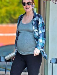 Pregnant-Leighton-Meester-Pictures