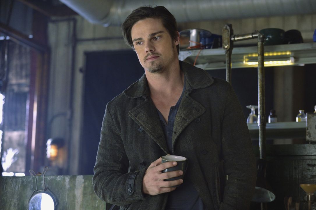 Die Angst, die Kontrolle zu verlieren, sollte er sich mit Cat einlassen, lässt Vincent (Jay Ryan) nicht los. Wie wird er sich entscheiden? - Bildquelle: Ben Mark Holzberg 2013 The CW Network, LLC. All rights reserved.