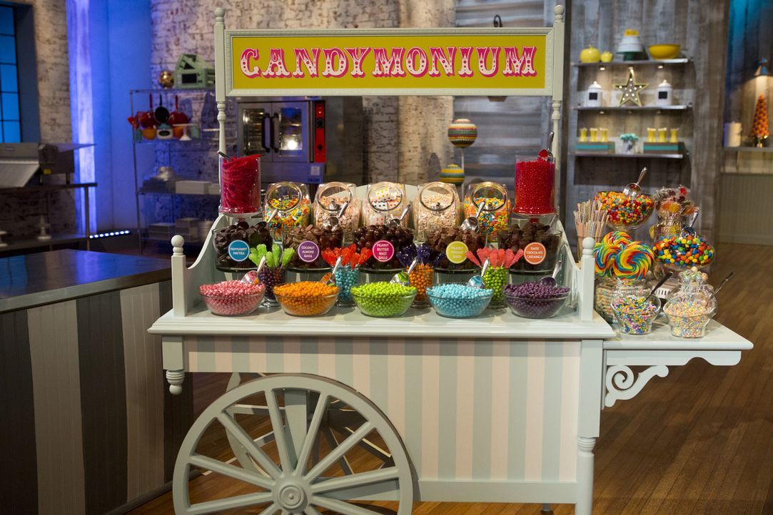 Süßigkeiten, überall Süßigkeiten! In dieser Woche müssen die verbleibenden fünf Bäcker ein Dessert zaubern, in dem drei verschiedene Candy-Arten ver... - Bildquelle: Adam Rose 2015, Television Food Network, G.P.  All Rights Reserved.