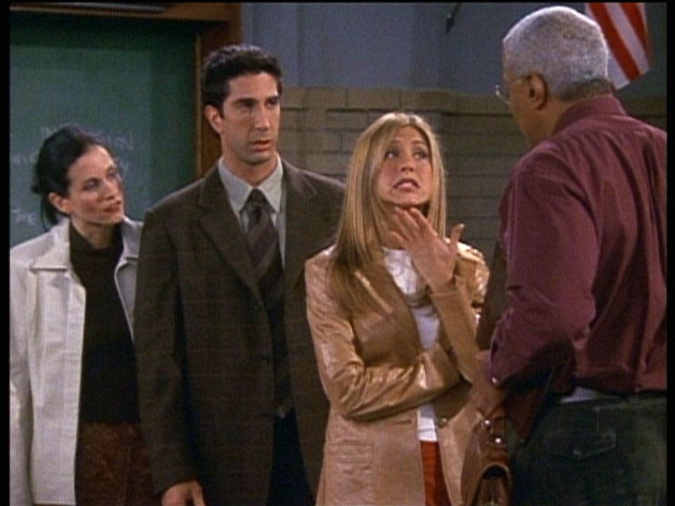 Ross (David Schwimmer, 2.v.l.) und seine Noch-Ehefrau Rachel (Jennifer Aniston, 2.v.r.) lernen den Chef der Universität kennen, an der Ross einen V... - Bildquelle: TM+  2000 WARNER BROS.