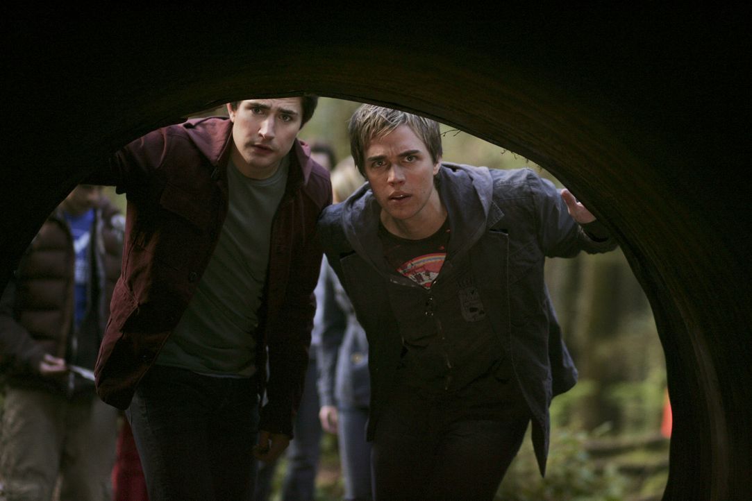Der unscheinbare Tunnel birgt viele Geheimnisse. Kyle (Matt Dallas, l.) und Declan (Chris Olivero, r.) können der Versuchung nicht widerstehen und... - Bildquelle: TOUCHSTONE TELEVISION