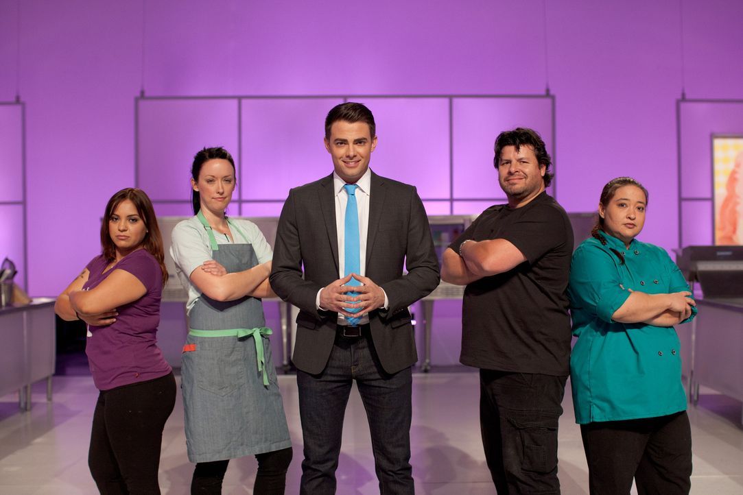 Moderator Jonathan Bennett (M.) ist gespannt, wie sich die vier Bäcker Victoria Stilwell (l.), Danielle Keene (2.v.l.), Steve Barela (2.v.r.) und Je... - Bildquelle: 2015, Television Food Network, G.P. All Rights Reserved