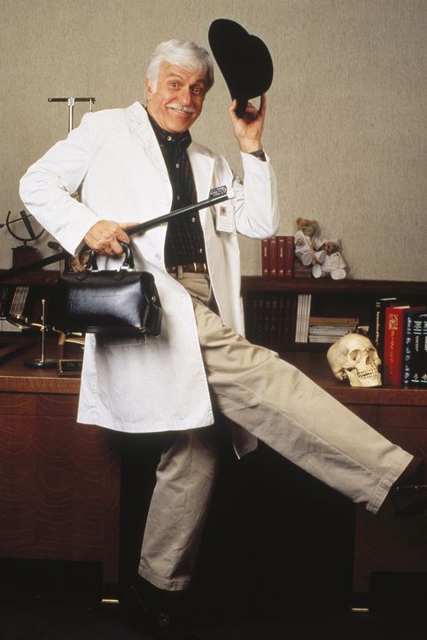 Dr. Sloan (Dick Van Dyke) in seiner Lieblingsrolle - als Entertainer. - Bildquelle: Viacom