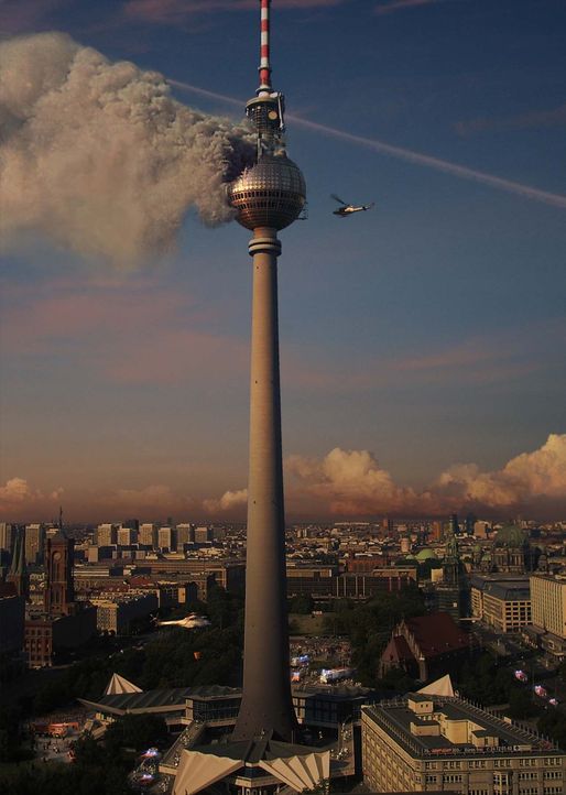 Schwarze Rauchschwaden in 212 Meter Höhe, knapp 3500 Tonnen Stahl in Flammen, Menschen in Todesangst - der Berliner Fernsehturm brennt! - Bildquelle: scanline ProSieben