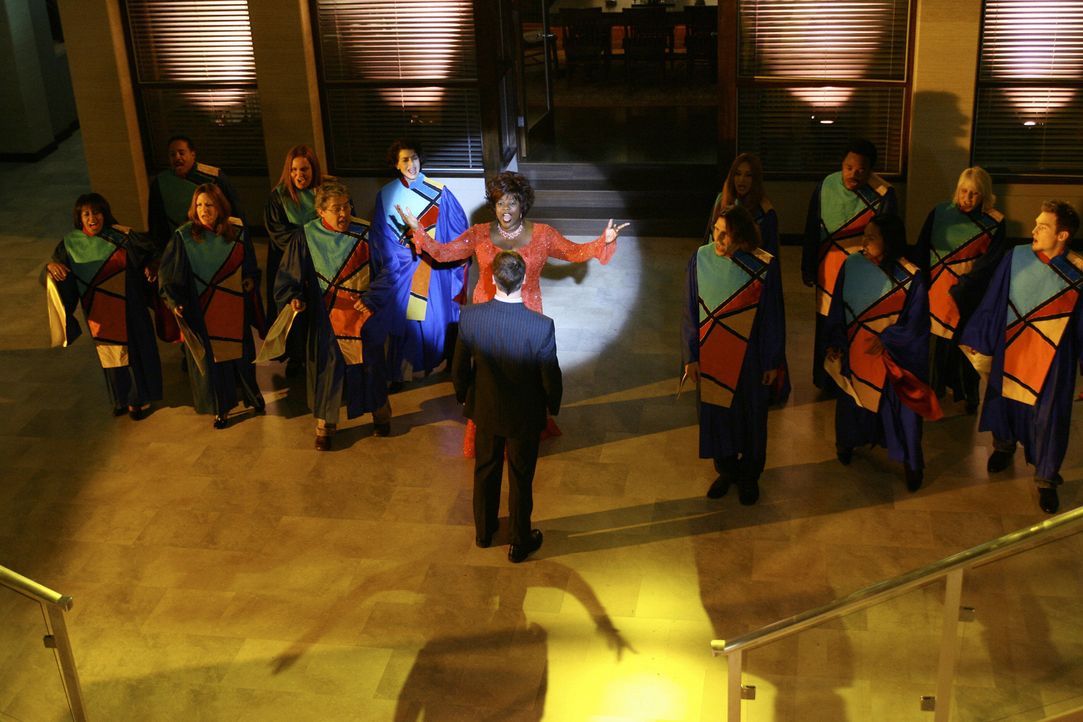 Ein Gospel-Chor auf Hawaii: Elis (Jonny Lee Miller, vorne M.) Vision ist wie immer bizarr und diesmal sieht er sogar Patti (Loretta Devine, hinten M... - Bildquelle: Disney - ABC International Television