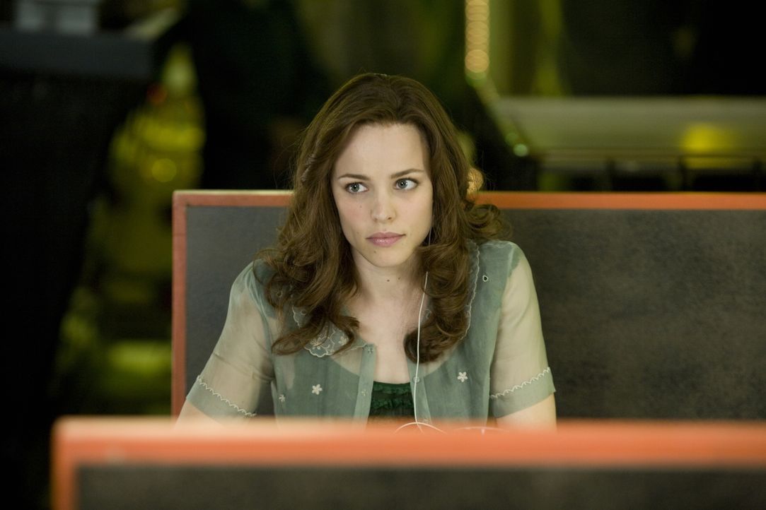 Obwohl die beiden durch Henrys spontane Reisen immer wieder abrupt getrennt werden, glaubt Clare (Rachel McAdams) fest an ein gemeinsame Zukunft ... - Bildquelle: Warner Brothers