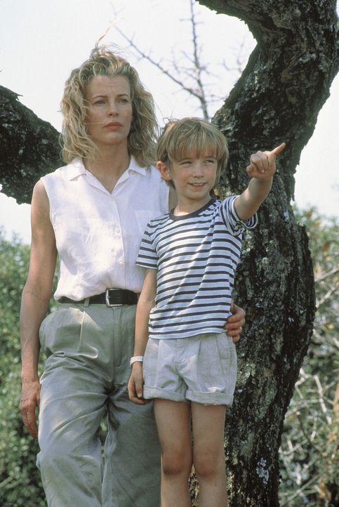 Kuki (Kim Basinger , l.) und ihr Sohn Emanuele (Liam Aiken , r.) sind fasziniert und beeindruckt von der wilden Schönheit des Landes ... - Bildquelle: Columbia Pictures