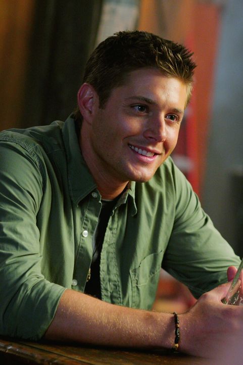 Dean (Jensen Ackles) macht sich mit seinem Bruder auf die Suche nach einem Dämon und stößt dabei auf Andy, der äußerst verdächtig wirkt ... - Bildquelle: Warner Bros. Television