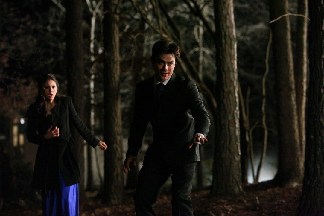Elena (Nina Dobrev, l.) ist geschockt, diese Seite von Stefan zu sehen. Damon (Ian Somerhalder, r.) versucht, ihn zu beruhigen, um Schlimmeres zu ve... - Bildquelle: Warner Bros. Television