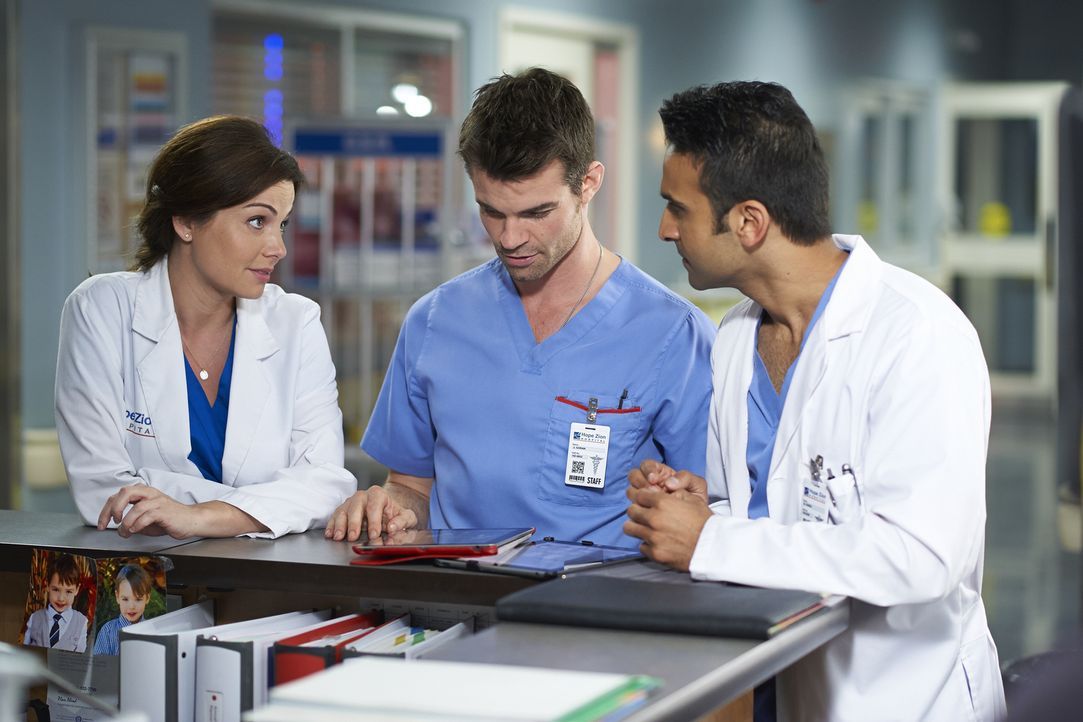 Alex (Erica Durance, l.), Joel (Daniel Gillies, M.) und Dr. Hamza (Huse Madhavji, r.) kümmern sich alle um eine Patientin, nachdem kein Befund wirkl... - Bildquelle: Ken Woroner 2014 Hope Zee Three Inc.