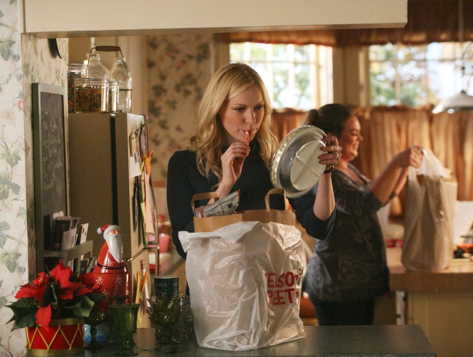 Hannah (Laura Prepon) kocht erstmals für ihre achtköpfige Familie und das noch an Weihnachten - wird das gut gehen? - Bildquelle: ABC Studios