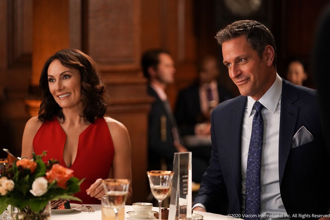 Quinn Tyler (Laura Benanti, l.); Charles Brooks (Peter Hermann, r.) - Bildquelle: Nicole Rivelli © 2020 Viacom International Inc. All Rights Reserved. / Nicole Rivelli