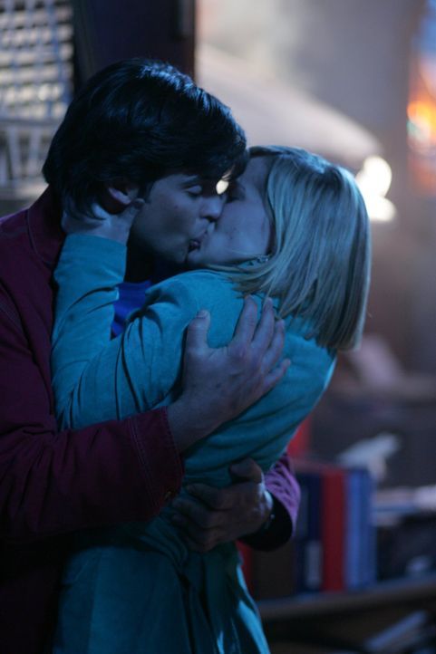 Kurz bevor es zum finalen Showdown zwischen Lex und Clark (Tom Welling, l.) kommt, küsst der Superheld noch Freundin Chloe (Allison Mack, r.) Wird e... - Bildquelle: Warner Bros.