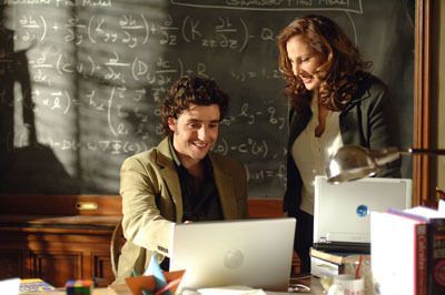 Charlie (David Krumholtz, l.) zeigt seiner neuen Chefin Dr. Mildred French (Kathy Najimy, r.) seine Vermutung, wegen des Spielplatzes ... - Bildquelle: Paramount Network Television
