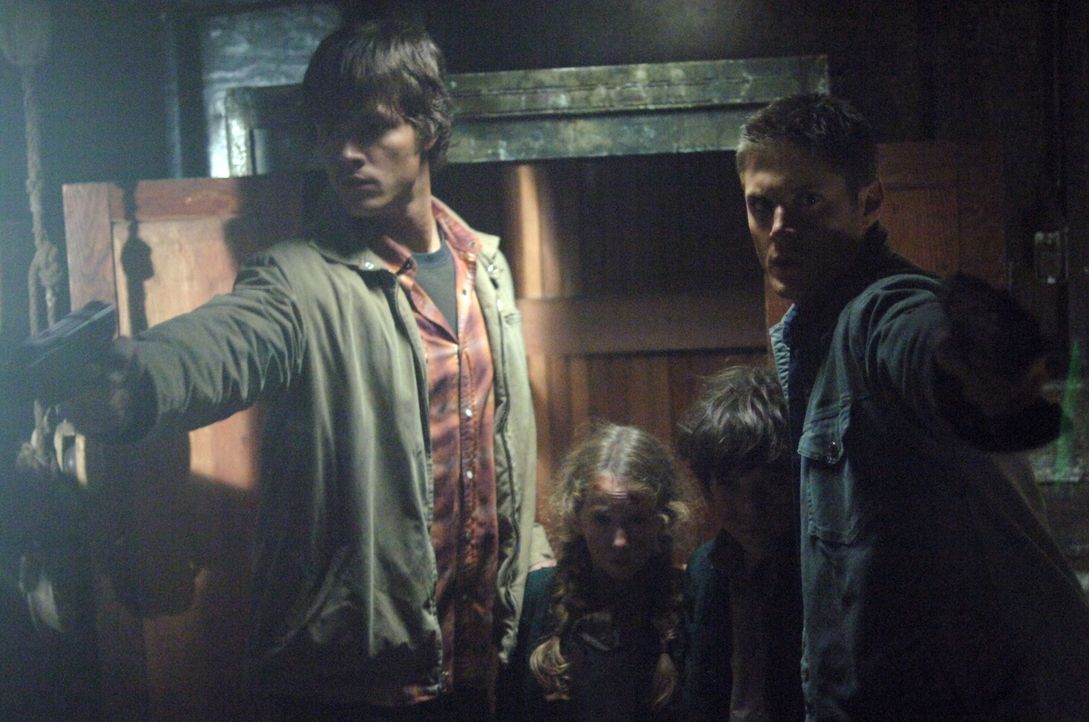 Sam (Jared Padalecki, l.) und Dean Winchester (Jensen Ackles, r.) stürmen ein verlassenes Haus und finden im Keller zwei Kinder in einem Schrank. Si... - Bildquelle: Warner Bros. Television