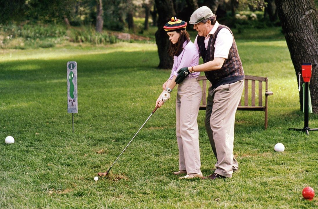 Richard (Edward Herrmann, r.) nimmt seine Enkelin Rory (Alexis Bledel, l.) mit zum Golfen. Werden die beiden einen schönen Tag miteinander verbringe... - Bildquelle: 2000 Warner Bros.