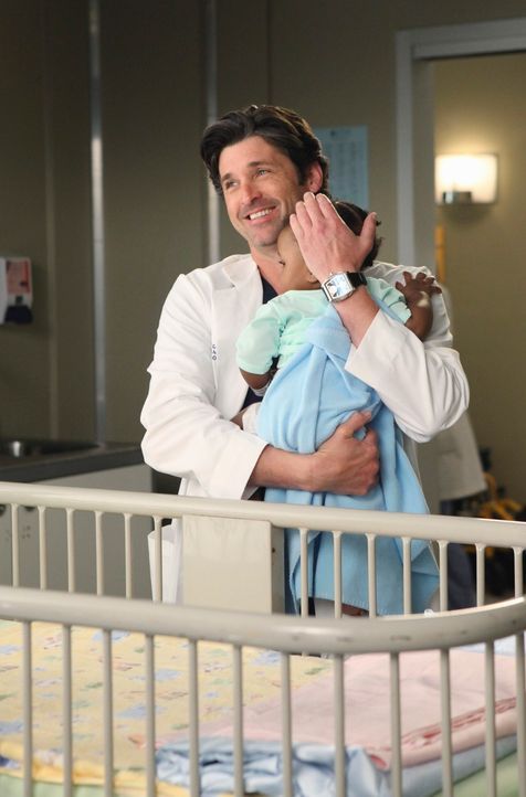 Hofft, dass er und Meredith eine Chance bekommen, die kleine Zola (Darsteller unbekannt, r.) zu adoptieren: Derek (Patrick Dempsey, l.) ... - Bildquelle: ABC Studios
