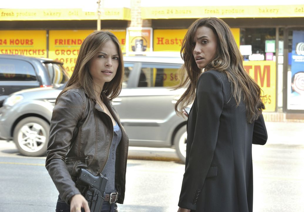 Bei den Ermittlungen in einem neuen Mordfall: Tess (Nina Lisandrello, r.) und Catherine (Kristin Kreuk, l.) ... - Bildquelle: 2012 The CW Network, LLC. All rights reserved.