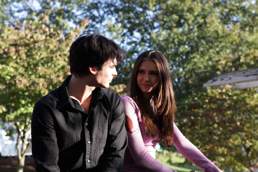 Elena ist angetan von Damon - Bildquelle: Warner Bros. Entertainment Inc.