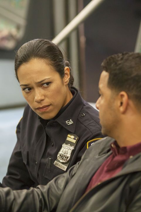 Werden als Geiseln in einer U-Bahn festgehalten: Detective Esposito (Jon Huertas, r.) und Officer Marisa Aragon (Jessica Camacho, l.) ... - Bildquelle: ABC Studios