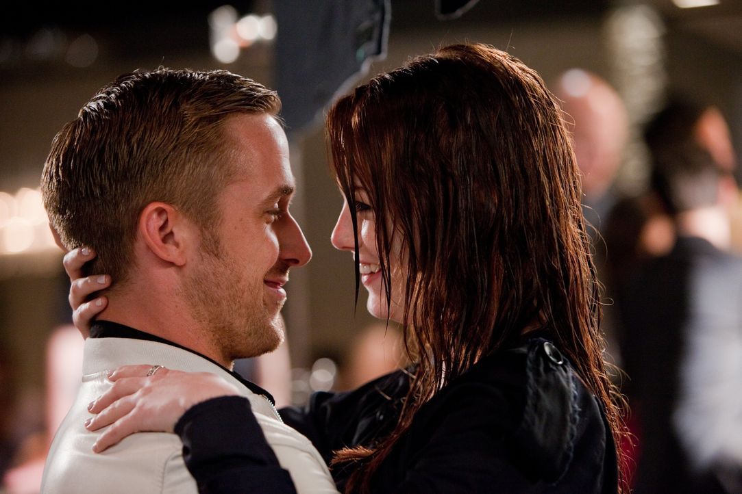 Hat die Liebe zwischen dem eigentlichen Womanizer Jacob (Ryan Gosling, l.) und der lieben Hannah (Emma Stone, r.) eine Chance? - Bildquelle: Warner Bros.