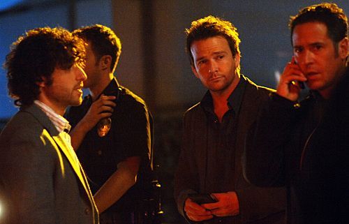 Don (Rob Morrow, r.) und Charlie (David Krumholtz, l.) wird Jeff Upchurch (Sean Patrick Flanery, M.), ein FBI-Beamter, der sich auf Geiselnahmen spe... - Bildquelle: Paramount Network Television