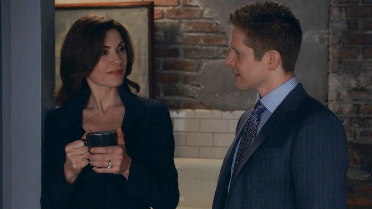 Als Agent Dubeck ihr ein interessantes Angebot macht, nimmt Alicia (Julianna Margulies, l.) Cary (Matt Czuchry, r.) als Anwalt ... - Bildquelle: 2014 CBS Broadcasting, Inc. All Rights Reserved