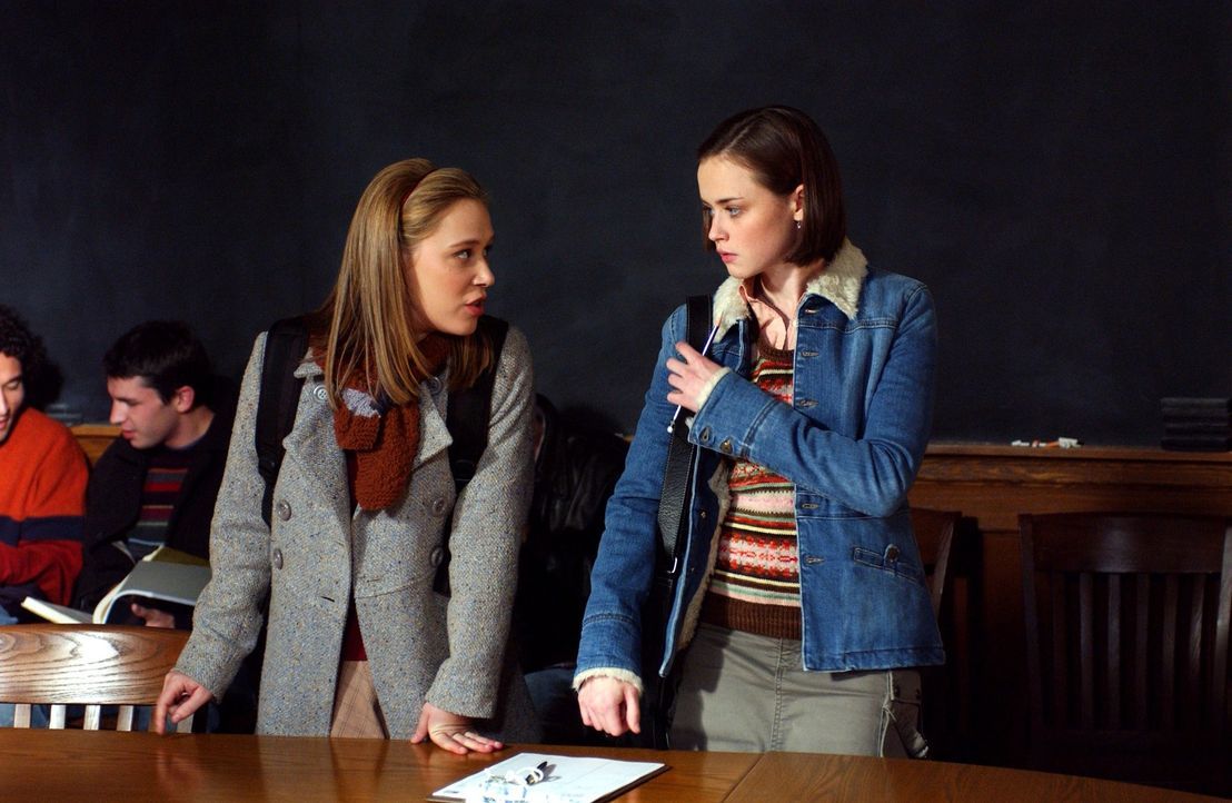 Während Paris (Liza Weil, l.) und Rory (Alexis Bledel, r.) in Yale sind, passieren in Stars Hollow einige spannende Dinge und möglicherweise alles v... - Bildquelle: 2003 Warner Bros.