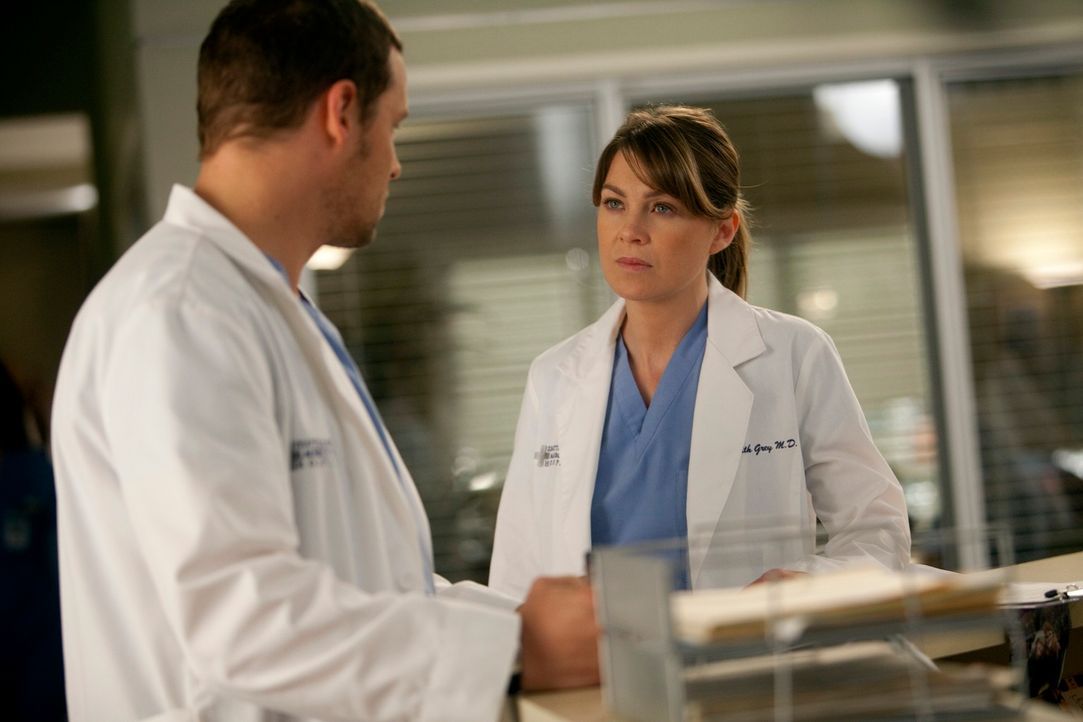 Dank Alex (Justin Chambers, l.) ist Merediths (Ellen Pompeo, r.) Geheimnis aufgeflogen - nun muss sie sich nun mit den Konsequenzen ihrer Tat ausein... - Bildquelle: ABC Studios