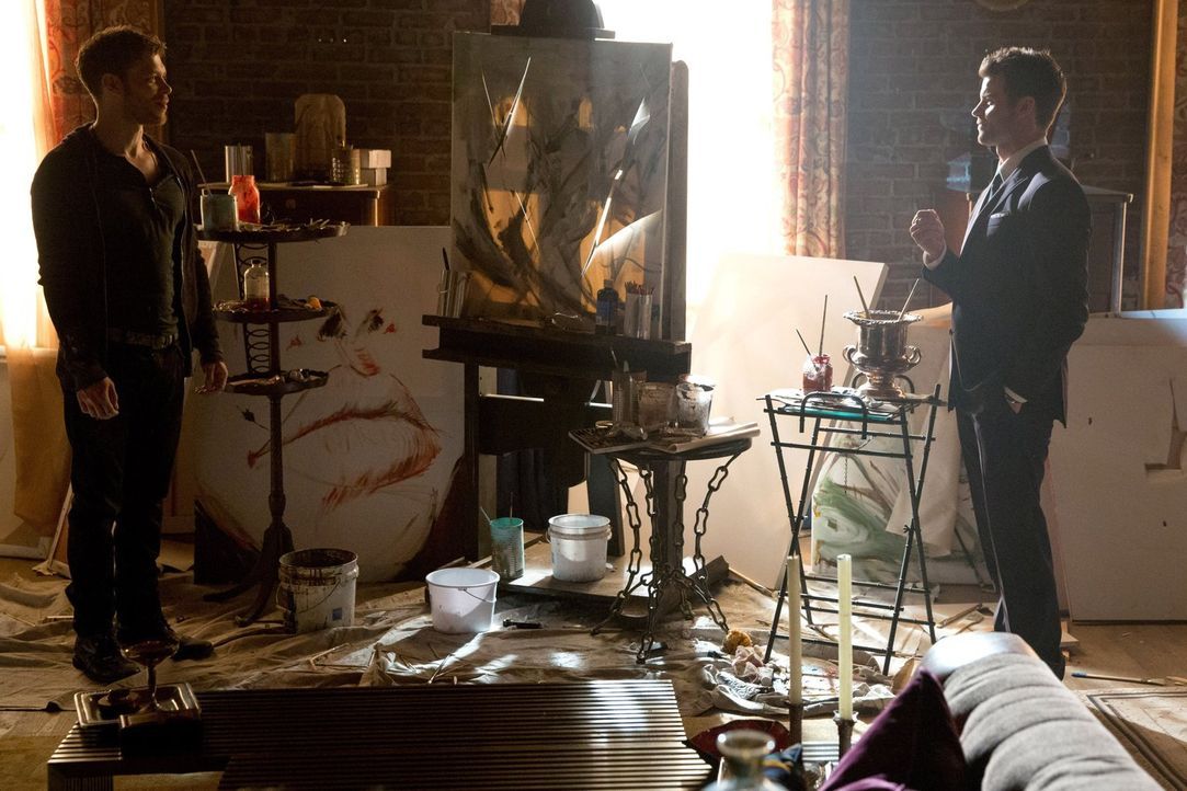 Noch ahnen Klaus (Joseph Morgan, l.) und Elijah (Daniel Gillies, r.) nicht, dass Verwandte auf dem Weg zurück nach New Orleans sind ... - Bildquelle: Warner Bros. Television