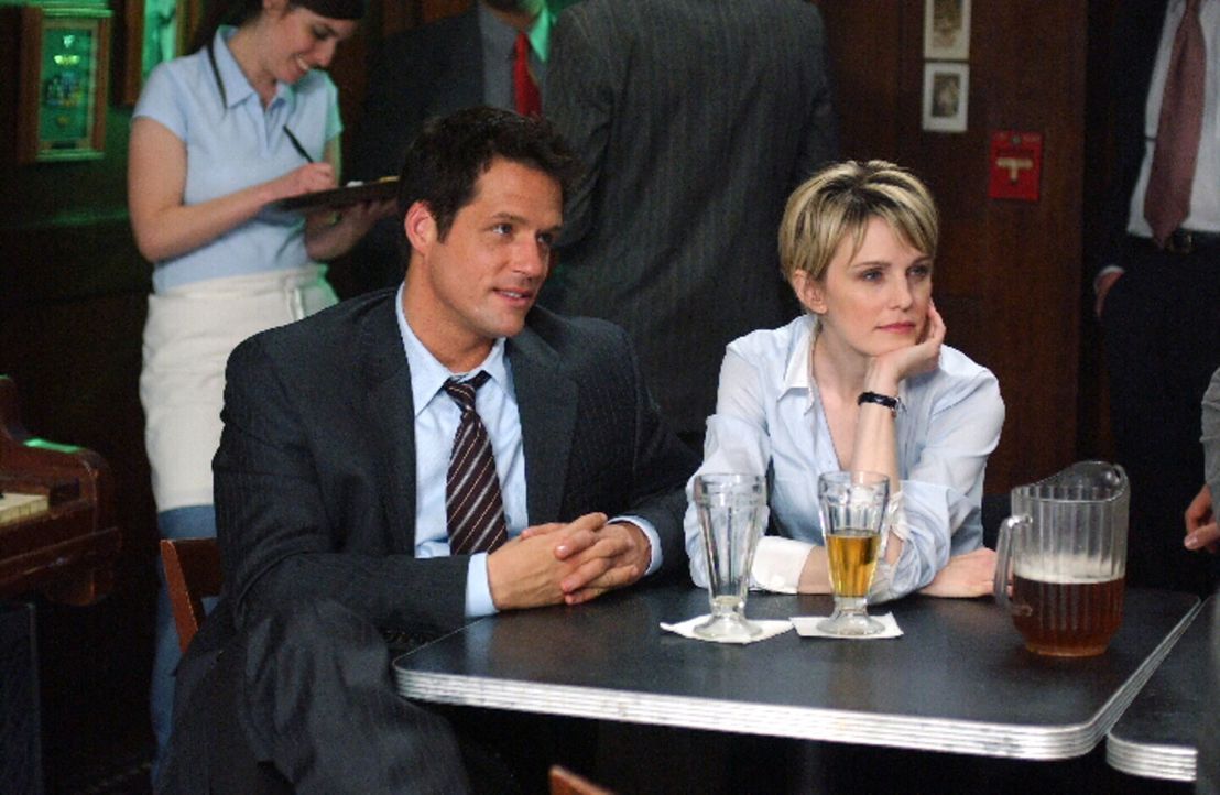 Jason (Josh Hopkins, l.) und Det. Lilly Rush (Kathryn Morris, r.) gönnen sich ein Feierabend-Bierchen ... - Bildquelle: Warner Bros. Television
