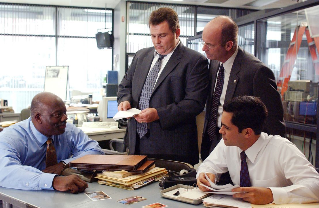 Schon bald erkennen (v.l.n.r.) Detective Will Jeffries (Thom Barry), Detective Nick Vera (Jeremy Ratchford), John Stillman (John Finn) und Detective... - Bildquelle: Warner Bros. Television