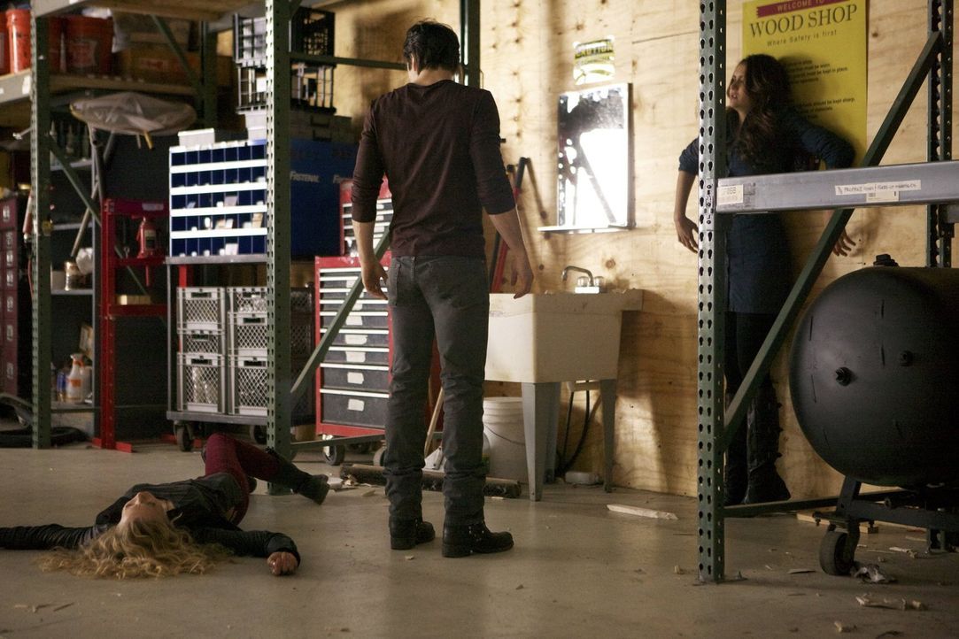 Als Damon (Ian Somerhalder, M.) und Elena (Nina Dobrev, r.) erfahren, wer Liv (Penelope Mitchell, l.) wirklich ist, müssen sie eine Entscheidung tre... - Bildquelle: Warner Brothers