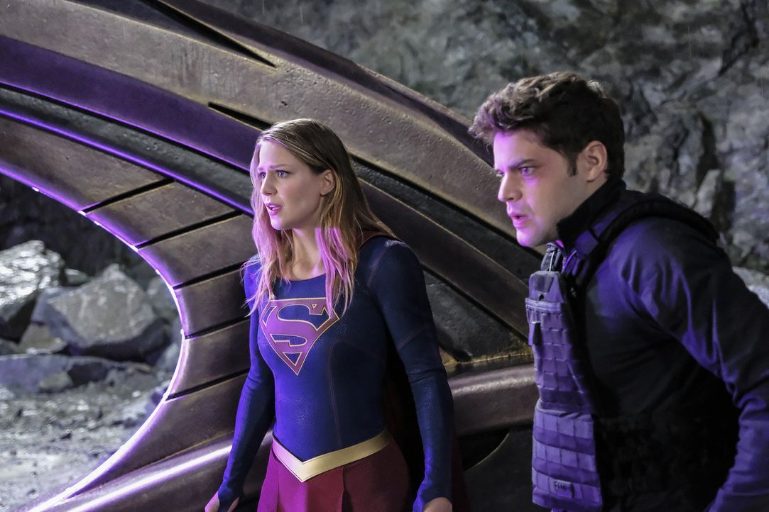 Geht Winns (Jeremy Jordan, r.) Plan schief, ist Supergirl (Melissa Benoist, l.), die ihrer Superkräfte entzogen wurde, für immer auf einem entfernte... - Bildquelle: 2016 Warner Bros. Entertainment, Inc.