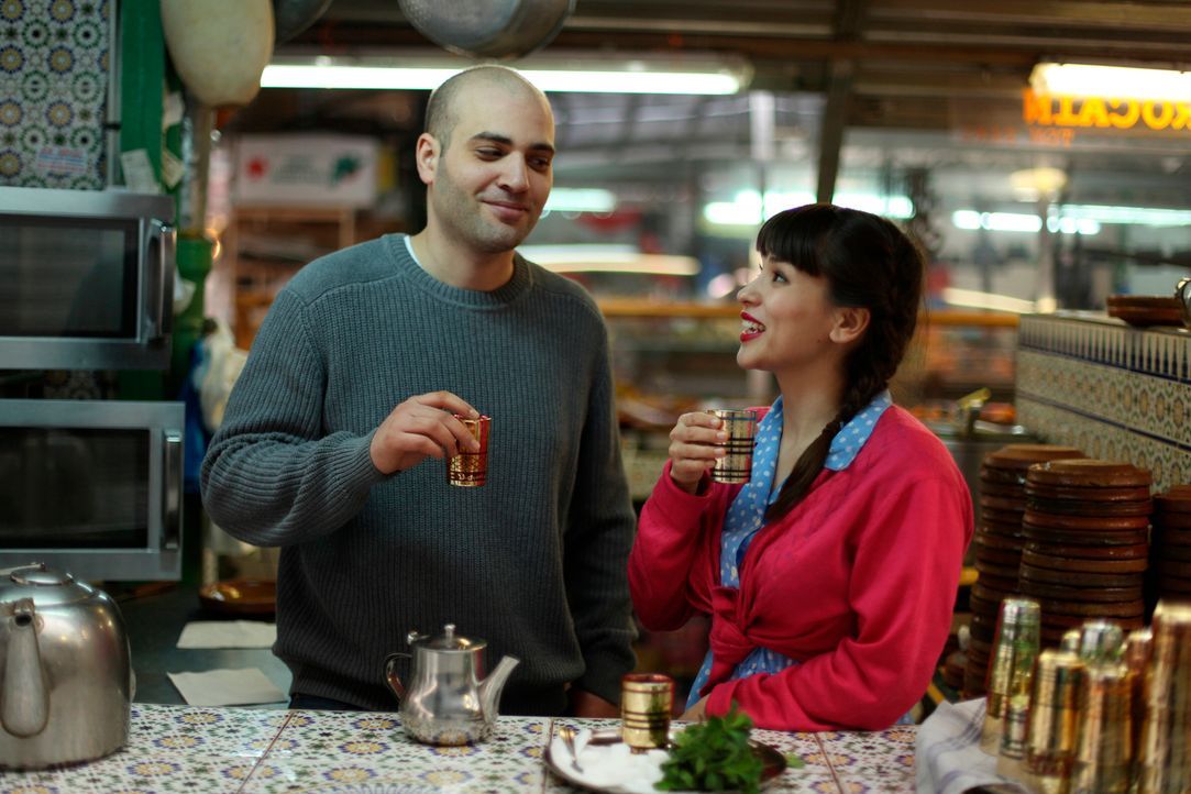 Nach vielen Stunden auf wunderbaren Märkten, in kleinen Läden und in der kleinsten Restaurantküche der Welt, lernt Rachel Khoo (r.) mit Bejaoui A... - Bildquelle: Daniel Lucchesi Plum Pictures 2012