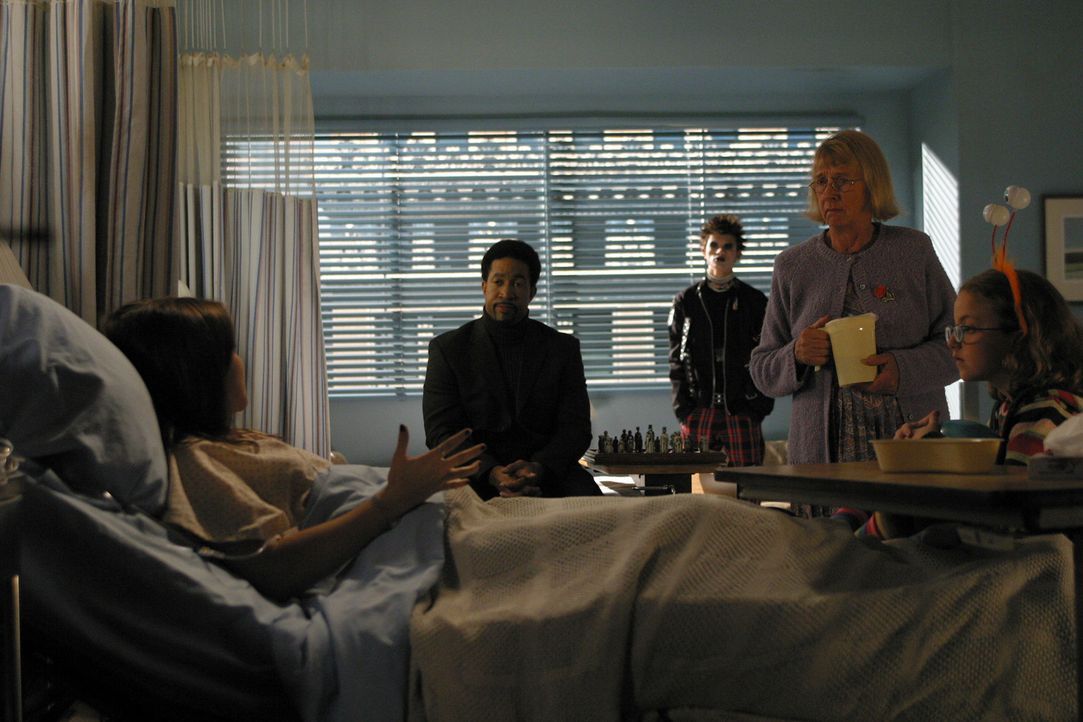 Joan (Amber Tamblyn, l.) wird ins Krankenhaus eingeliefert und als sie erfährt, dass ihre Krankheit mit Halluzinationen einhergeht, ist sie verunsi... - Bildquelle: Sony Pictures Television