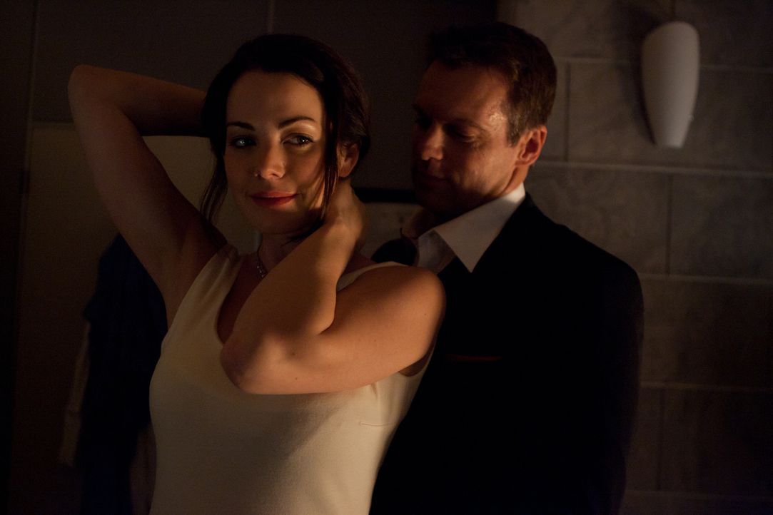 Ihre Hochzeit steht kurz bevor: Dr. Alex Reid (Erica Durance, l.) und Dr. Charlie Harris (Michael Shanks, l.) - Bildquelle: 2012  Hope Zee One Inc.