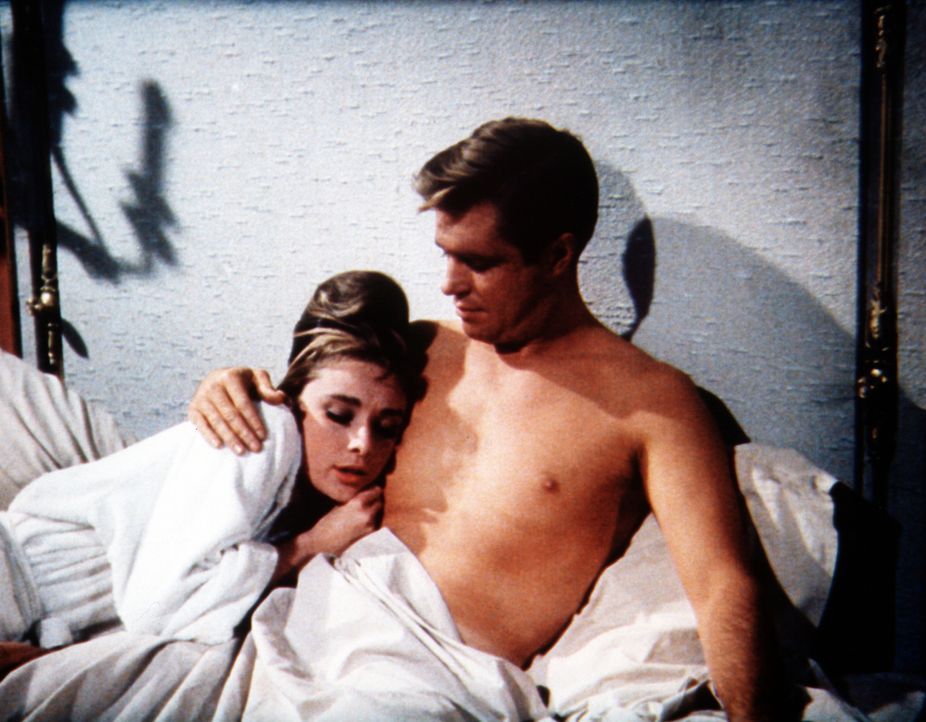 Bei dem erfolglosen Schriftsteller Paul (George Peppard, r.) findet die leichtlebige Holly (Audrey Hepburn, l.) endlich Geborgenheit und Wärme ... - Bildquelle: Paramount Pictures
